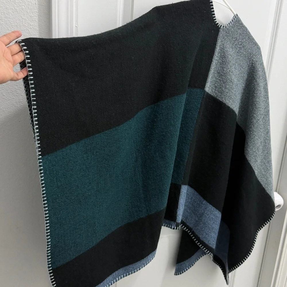 FRANCESCA'S Green Blue Color Block Shawl Poncho Acrylic Blanket Scarf RUANA